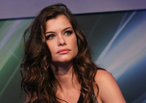 Alinne Moraes empresta a beleza para evento de cabelos